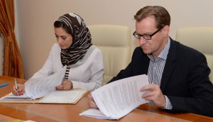 La subsecretaria de Turismo del Sultanato de Omán y ministra de Turismo de Omán, H.E. Maithaa bint Saif Al-Mahrougiyah, con Bernhard Bohnenberger, presidente de Six Senses Hoteles Resorts Spas, firmando el acuerdo de gestión del Six Senses Spa Muscat.