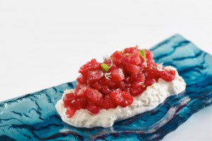 Atún rojo en tartar, frambuesas y mozzarela oriental