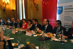 Jaime Ozores, director de la Práctica de Turismo de Norman Broadbent y Ricard Santomà, director de TSI-Turismo Sant Ignasi (Universitat Ramon Llull), moderadores del acto.