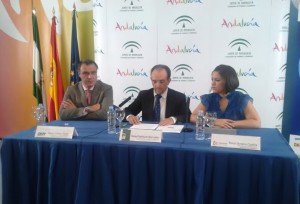 De izq. A dcha.: Rafael Gallego Nadal, Presidente de CEAV; Rafael Rodríguez Bermúdez, Consejero de Turismo y Comercio y Rocío Soriano Castilla, Delegada de Turismo de la Diputación de Córdoba.