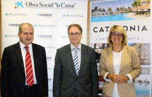 De izquierda a derecha: Félix Navas, director general de Catalonia Hotels & Resorts, Marc Simón, director corporativo del área social de la Fundación Bancaria La Caixa, y Montserrat Font, directora general de la Fundació Apip-Acam.