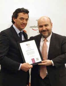 José Ángel Preciados, a la izquierda, recibe el Sello Bequal Premium de manos de Luis Cayo Pérez Bueno