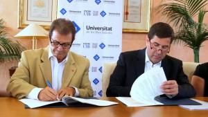 De izquierda a derecha, Joan Vila, presidente de Hotelbeds Group, y Llorenç Huguet, rector e la UIB