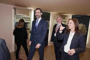 El príncipe Felipe durante la inauguración de Fitur en el stand de Colombia.