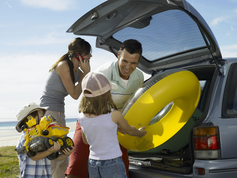 Familia con un coche de alquiler de Europcar