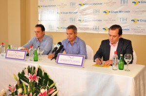 Federico González Tejera, CEO NH Hoteles (dcha) junto a directivos  Grupo Martinón y AMResorts