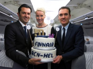 Javier Roig, director de Finnair para Europa del Sur; Katja Parviainen, sobrecargo de Finnair; y Joan Creixell, responsable de Finnair en España para las zonas de Cataluña y Levante; con el pastel conmemorativo del 50 aniversario del primer vuelo de Finnair Barcelona-Helsinki.