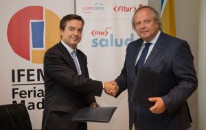 De izquierda a derecha, el director general de Ifema, Eduardo López-Puertas, y el vicepresidente de Spaincares, Miguel Mirones, en el momento de la firma del acuerdo.