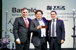 De izquierda a derecha Josep Brichs, director corporativo comercial de los hoteles de Latinoamérica de Barceló H&R; Juan Carlos  Pichs, director general de Tez Tour  para España, Andorra y el Caribe y  Diego Villanueva, director comercial de Europa de Barceló H&R.