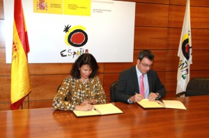 Firma del acuerdo entre Isabel Borrego, secretaria de Estado de Turismo, y Diego Ortega Abengózar, presidente de ACEVIN