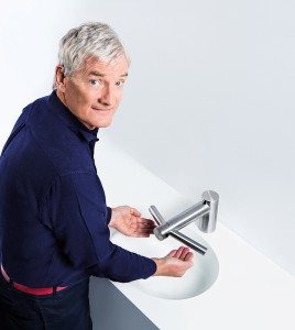 James Dyson, fundador de la compañía, utilizando el nuevo Dyson Airblade Tap