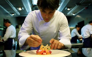 Jordi Cruz tiene dos estrellas Michelin en el restaurante Abac, del Hotel Abac, y una estrella por el restaurante Angle, del Hotel Cram, los dos establecimientos en Barcelona. Foto: Marco Pastori