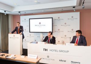 De izquierda a derecha, Juan Pablo García-Berdoy, embajador de España en Alemania, Federico J. González Tejera , CEO de NH Hotel Group y Stephan Demmerle, director general de NH Hotel Group en Europa Central.