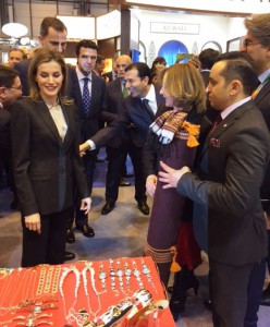 Los Reyes visitando el stand de la Oficina de Turismo de Túnez