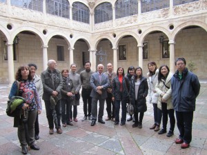 Los turoperadores japoneses en el Palacio de los Guzmanes con el Diputado de Turismo de León, Miguel Ángel del Egido Llanes.