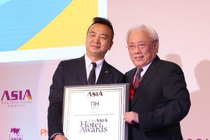 He Xihong (a la izquierda), chief development officer de NH Hotel Group China, y James Lu, executive drector de Hong Kong Hotels Association, en el escenario durante la ceremonia de los premios AHF Asia Hotel 2016.