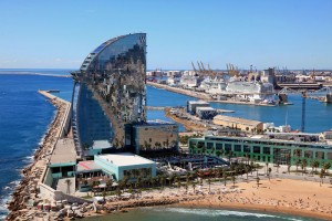 El hotel W Barcelona con los barcos de cruceros en el puerto de la ciudad. Foto cedida por Port de Barcelona/Nacho Vaquero