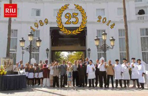 El director del hotel, Roberto Jiménez, y el delegado de Zona, Luis García, brindan con los miembros de la plantilla que llevan 25 años trabajando en el Riu Palace Maspalomas, y con los señores Müller, que desde la apertura del hotel no han faltado ni un solo año. 