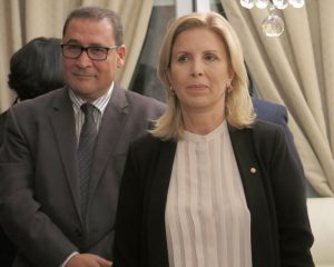 La ministra de Turismo de Túnez, Salma Elloumi Rekik, junto al director general de la Oficina Nacional de Turismo de Túnez, Abdellatif Hamam.