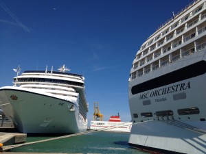 Terminal de Acciona Trasmediterranea en Valencia con el MSC Orchestra