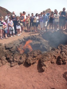 Turistas en el Parque Nacional de Timanfaya (Lanzarote)