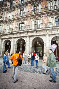 De enero agosto, Madrid recibió 3.672 millones de euros, el 8,4% del total, y registra un incremento del 12,3%. Visitas guiadas por la Plaza Mayor (©) Madrid Destino