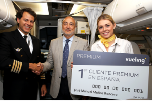 José Manuel Muñoz Roncero, cliente business habitual de Vueling, ha recibido hoy la primera tarjeta Premium de España de manos de la tripulación del vuelo VY1081 en la ruta Barcelona-Madrid.