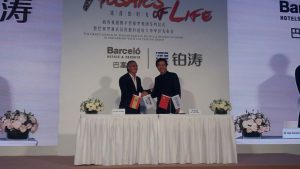 Raúl González (izquierda) y Alex Zheng (drerecha) en la firma del acuerdo en Pekín
