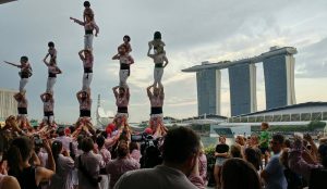 Actuación castellera dels Minyons de Terrassa en Singapur