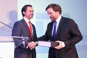 Alfredo Serrano, director nacional de CLIA España, junto a Alejandro Subías, director general corporativo de la división de viajes del Grupo Barceló, durante la cena anual de CLIA Europa