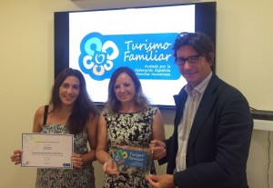 De izquierda a derecha, Laure Fenech, Ghislain d'Auvigny y Emilia Tarifa.