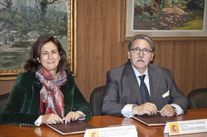 La secretaria de Estado de Turismo, Isabel Borrego, y el presidente del Consejo de Cámaras, Manuel Teruel, en el momento de la firma.