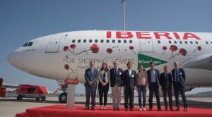 De derecha a izquierda, Luis Gallego –presidente de Iberia-; Elena Mayoral -directora del aeropuerto de Madrid-; Manuel Valencia –Embajador de España en China-; Lyu Fan –Embajador de China en España-; Carolina Marín –Campeona del Mundo de Badmington-;  Carlos Chagüaceda - Director General de Turismo de la Comunidad de Madrid-; Roberto Sánchez –Director General de innovación y Promoción de la Ciudad de Madrid-; Javier Antonio Fernández Andrino –Director de Turismo y Marketing Internacional de El Corte Inglés-.