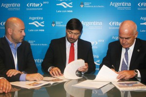 Firma del convenio entre Argentina, Aerolíneas Argentinas y laCuartaIsla.