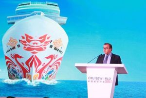 El presidente y director ejecutivo de Norwegian Cruise Line Holdings, Frank J. Del Rio, se dirige al público en CruiseWorld China en Pekín.