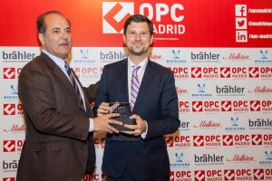 Carlos de Sebastián, presidente de OPC Madrid, entrega el premio al representante de Madrid Convention Bureau. 
