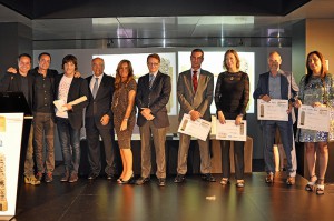 Los hermanos Torres entregan el Premio a la Mejor Gastronomía a Jordi Cruz, del Abac Hotel Restaurante.