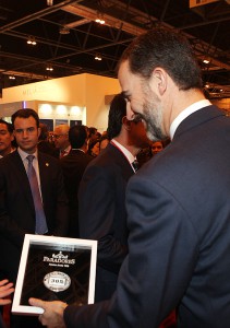 El príncipe Felipe durante la inauguración de Fitur en el stand de Paradores