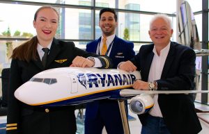 Eddie Wilson, chief people officer de Ryanair, con la piloto Caitlin Harm y el tripulante de cabina Luis Silva.