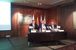 Íñigo de la Serna, alcalde de Santander; Ignacio Diego, presidente del Gobierno de Cantabria y José Luis Prieto, presidente de UNAV.