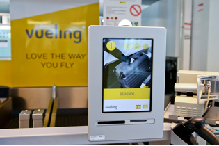 Vueling, aerolínea en ofrecer servicio de autofacturación de maletas en la T1 de El Prat | REVISTA GRAN HOTEL TURISMO